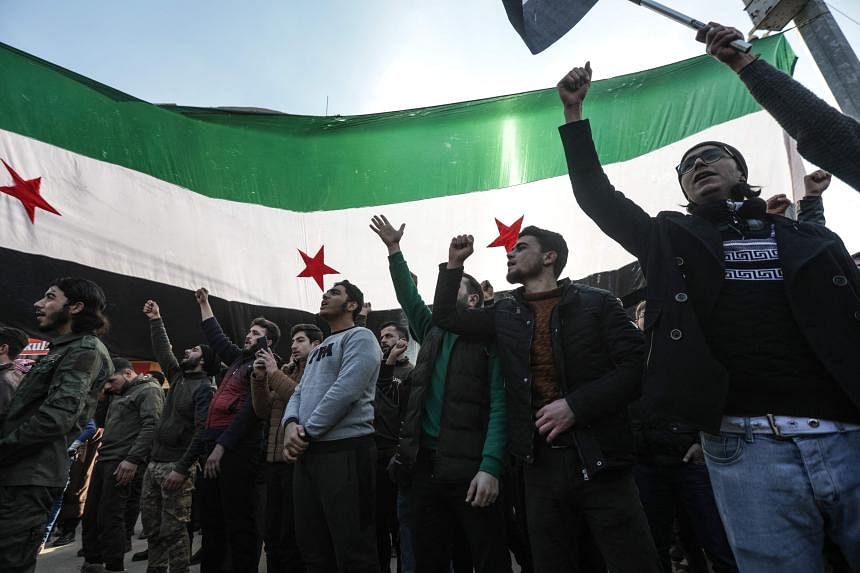 Yüzlerce Suriyeli, Türkiye ile ilişkilerin düzeleceğine dair işaretleri protesto ediyor
