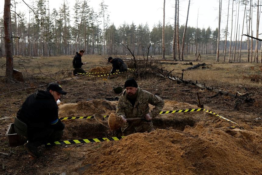 Ukrainian volunteers deliver bodies, and closure, to troops' families ...