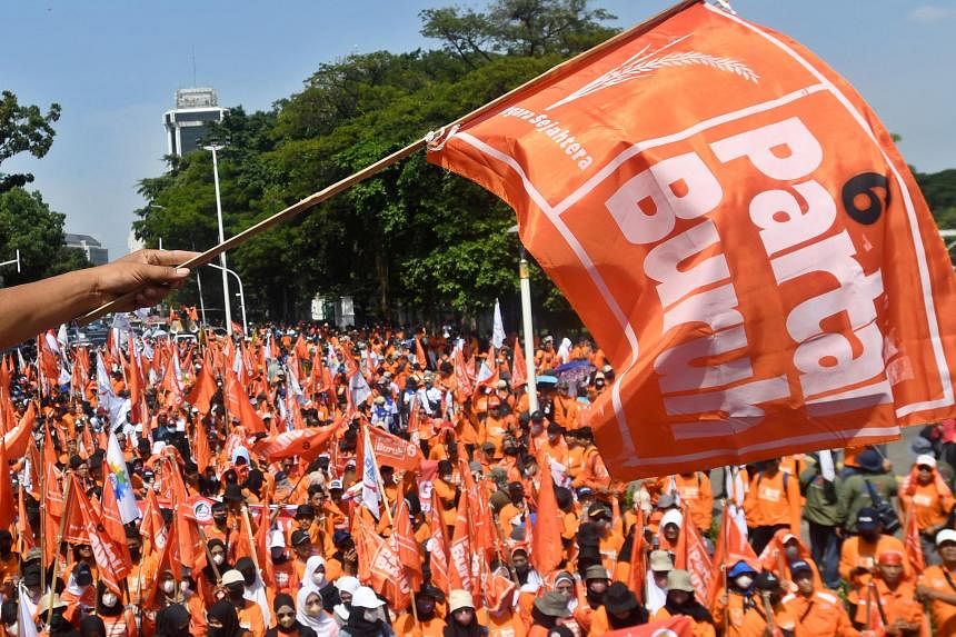 Ribuan pekerja Indonesia memprotes peraturan tempat kerja Presiden