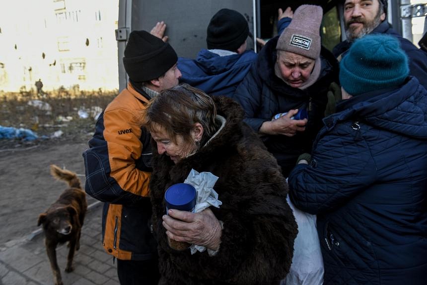 Embattled residents at Ukraine front desperate for water | The Straits ...