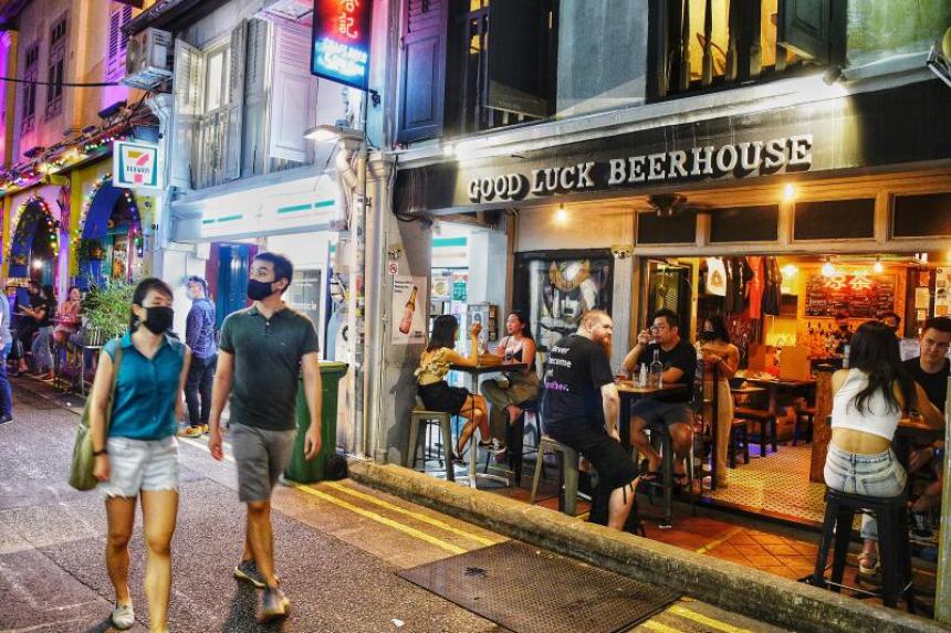 F&B outlets must display notices on permitted alcohol sale hours from