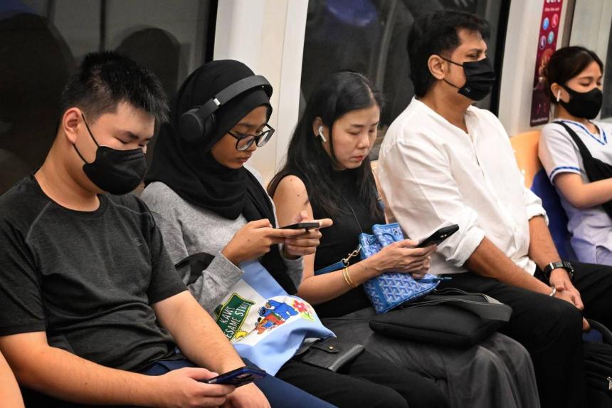 Most commuters still wearing masks on public transport on first day of