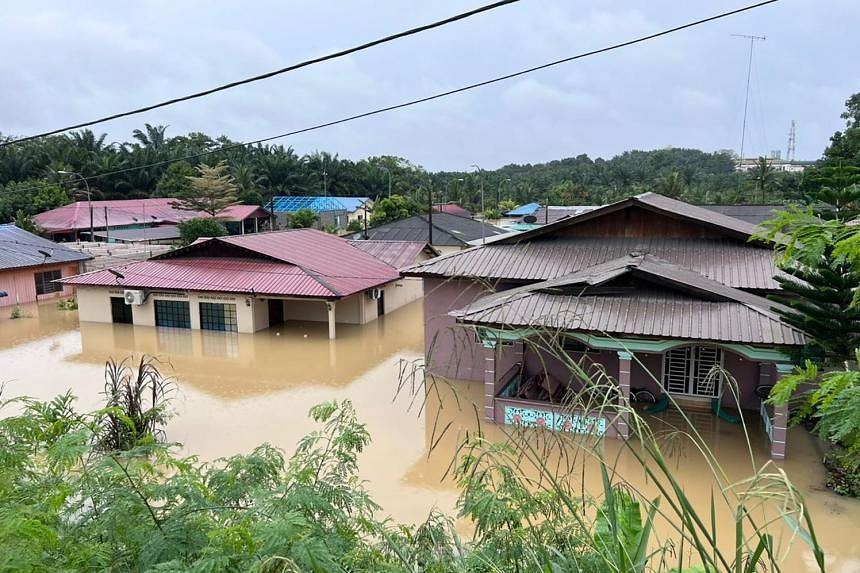 Johor residents rush to relief centres as water levels rise in towns ...