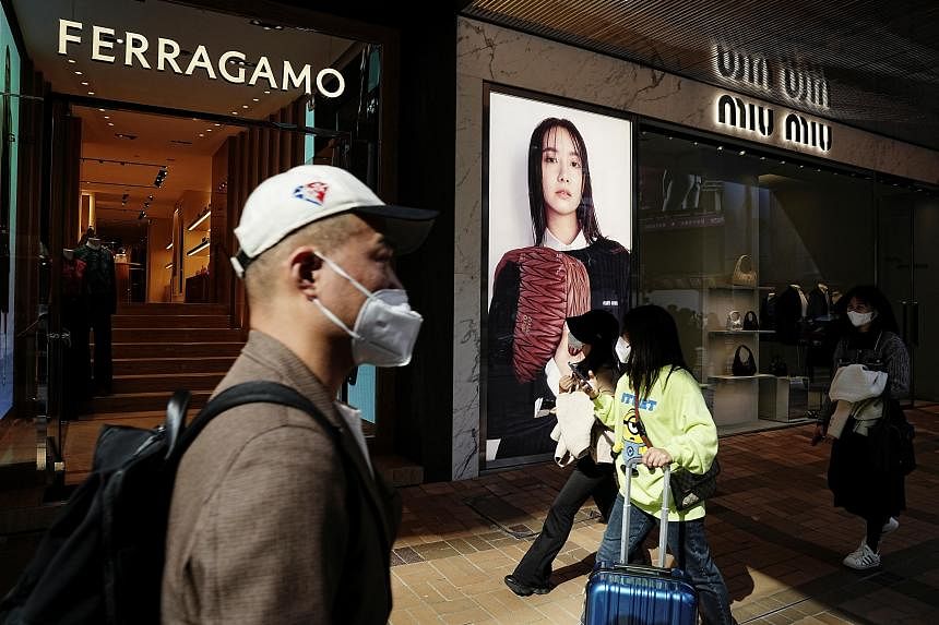 随着零售单位空置和奢侈品牌转向中国，香港正在失去光彩