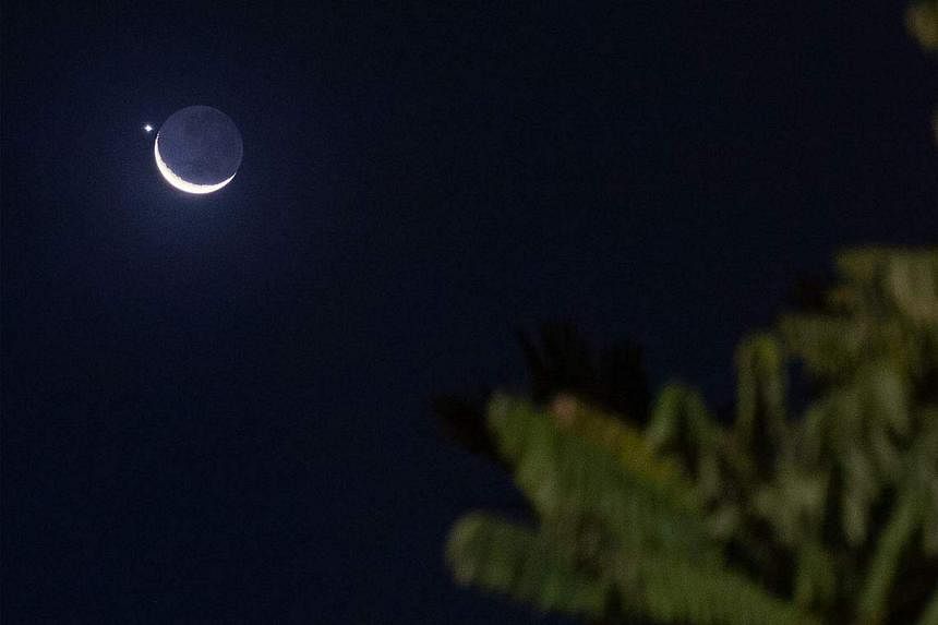 In pictures: Venus at the tip of a glowing crescent moon over Singapore -  CNA