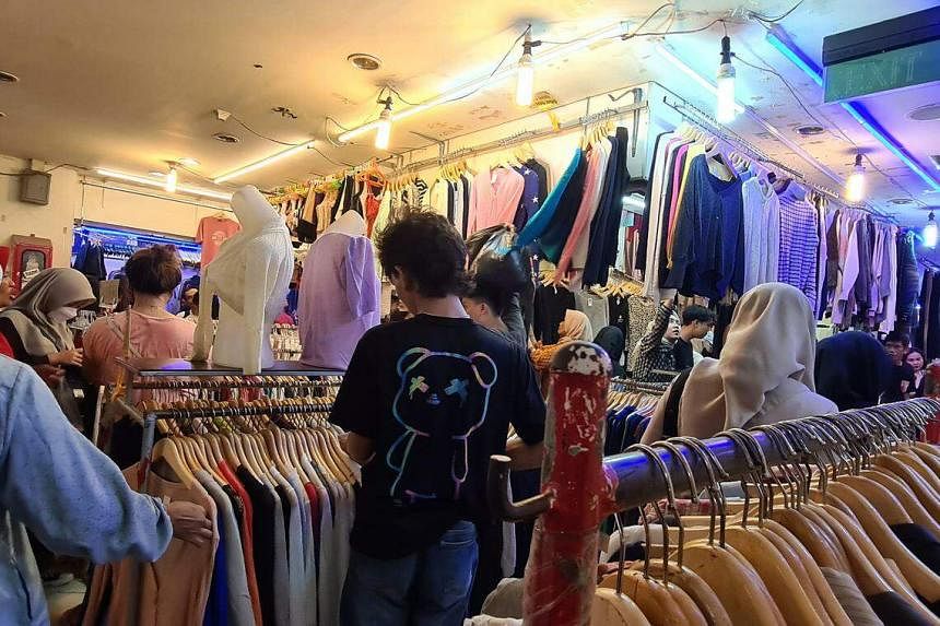 Indonesia mengurangi impor pakaian bekas karena harga yang rendah merugikan produsen lokal
