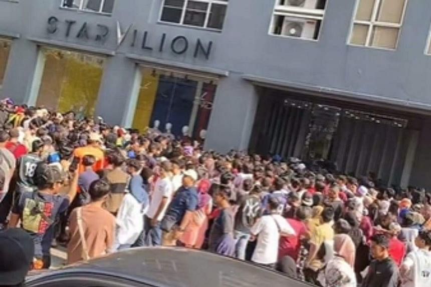 Malaysian police called in as rowdy crowd swarm Selangor store offering 30 cent clothes