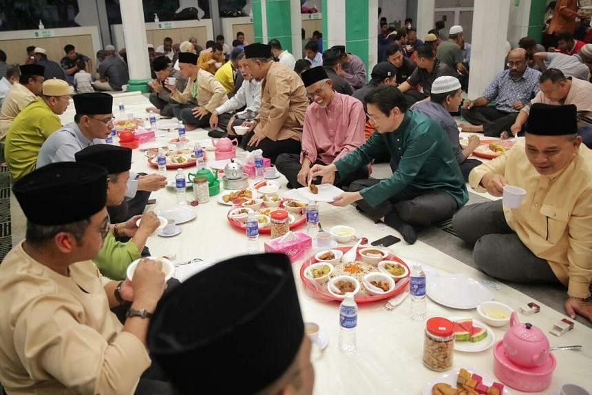 DPM Wong joins Muslim community in breaking of fast at mosque | The ...