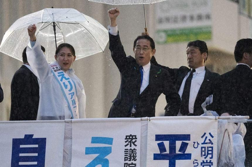 In Photos: Fisherman injured by explosive at Japan PM Kishida's speech  site［写真特集6/9］- 毎日新聞