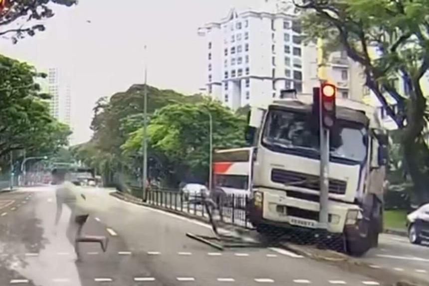 Garbage truck loses control in Havelock area, toppling traffic light