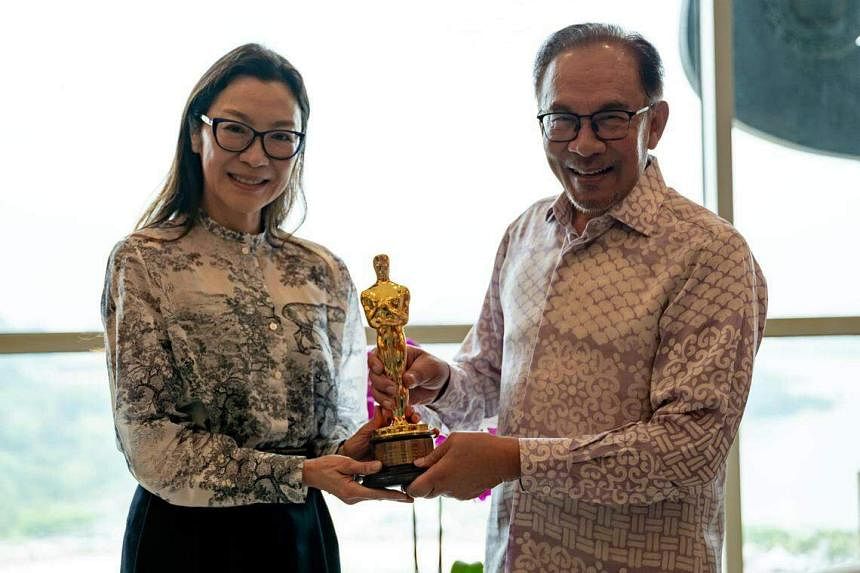 杨紫琼在奥斯卡后返校期间会见马来西亚总理安瓦尔·易卜拉欣