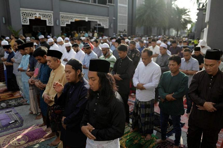 随着对 Covid-19 的恐惧消退，印尼、马来西亚穆斯林庆祝开斋节