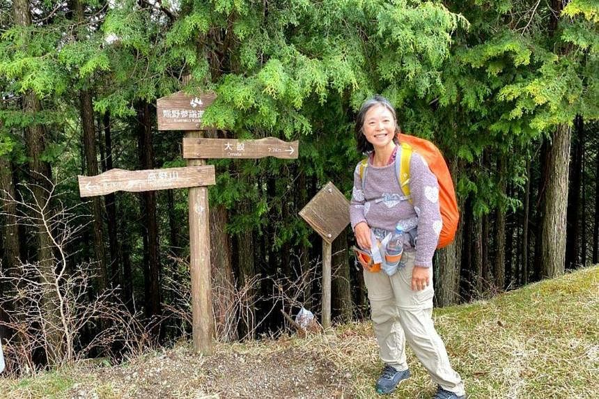 行方不明の女性の家族が日本のハイキング トレイルで捜索救助活動に参加