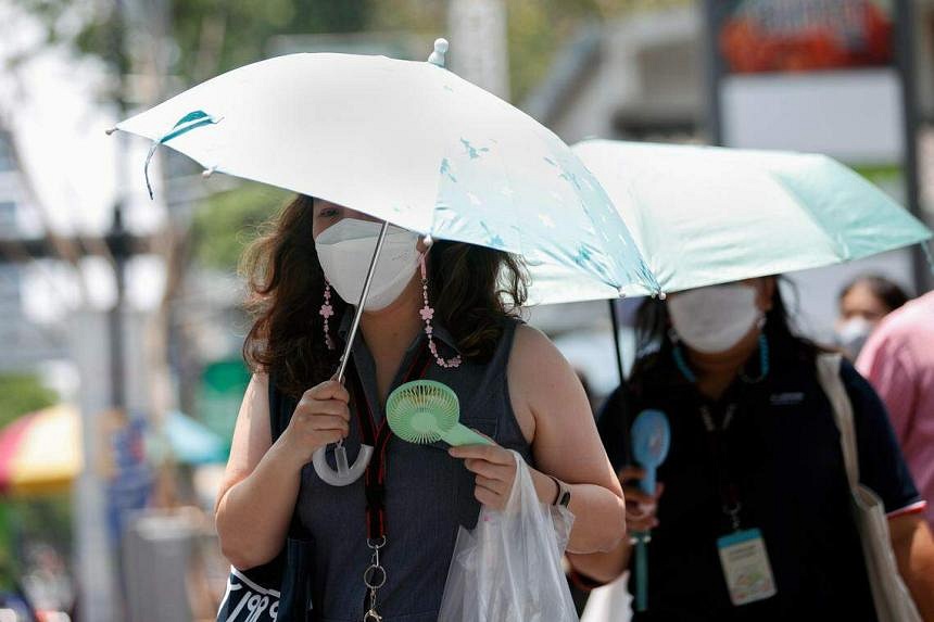 Parasols jump in popularity amid S. Korean heatwave