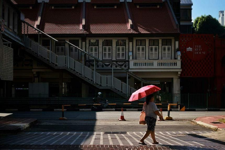 Uniqlo Singapore - Beat Singapore's hot and humid weather in an