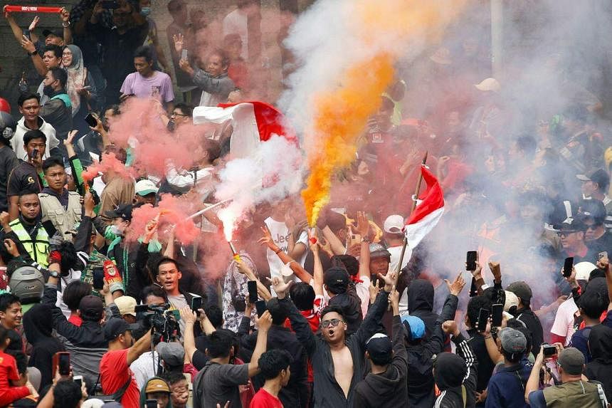 SEA Games 2023: Ribuan orang turun ke jalan untuk memberi hormat kepada tim sepak bola Indonesia yang menang