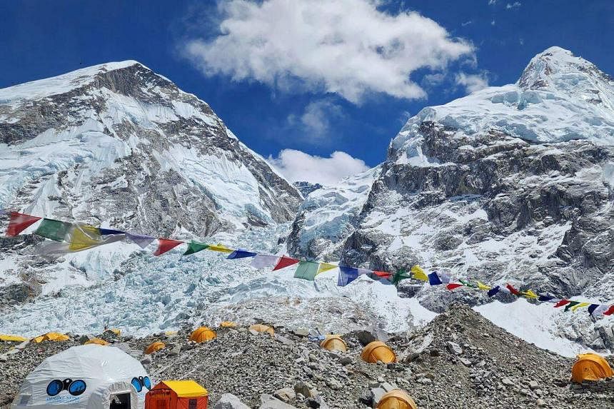 珠穆朗玛峰死亡人数达到九人，马来西亚和中国登山者死亡| 海峡时报