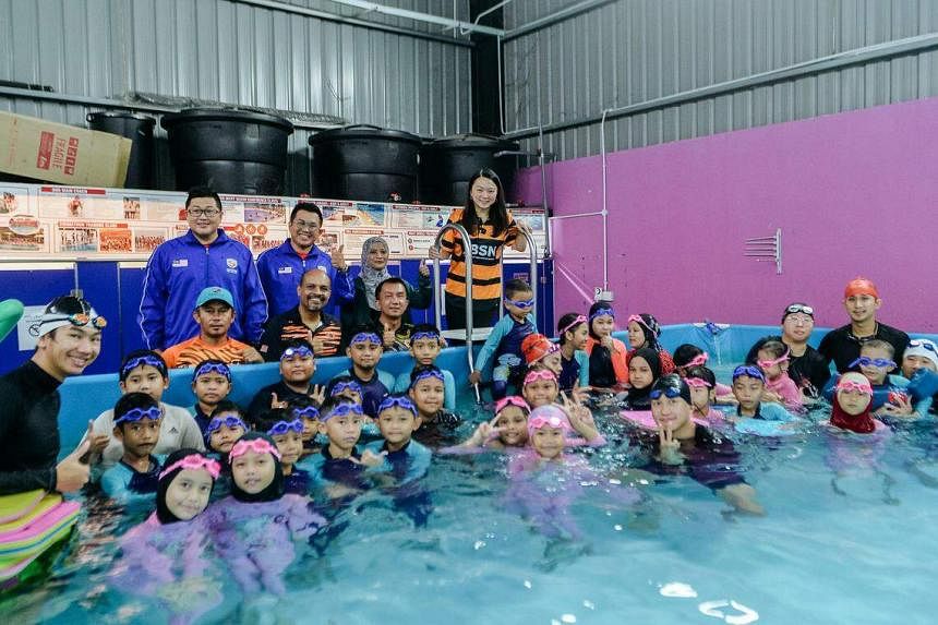 马来西亚为低收入家庭的孩子提供免费游泳课程以防止溺水