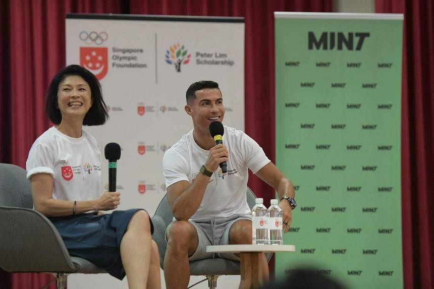 Cristiano Ronaldo lets his hands do the talking in game of padel at VJC |  The Straits Times