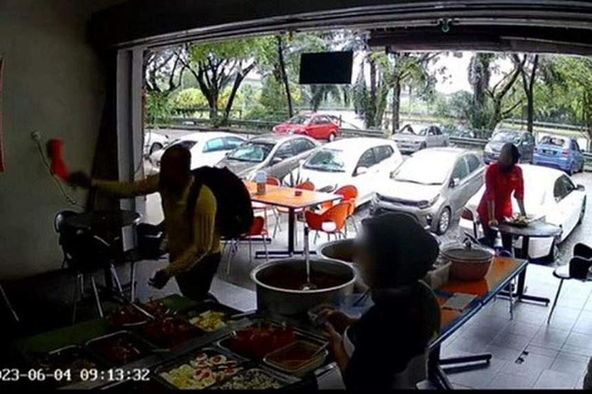警察说，顾客在被称为“pak cik”后在马来西亚的一家餐馆里横冲直撞