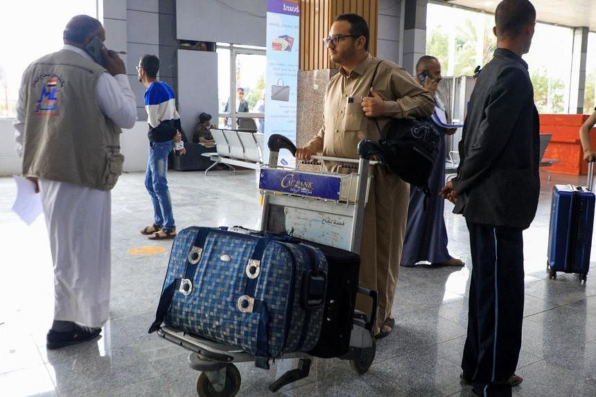 تغادر الطائرة العاصمة اليمنية متجهة إلى السعودية ، وهي أول رحلة تجارية منذ عام 2016