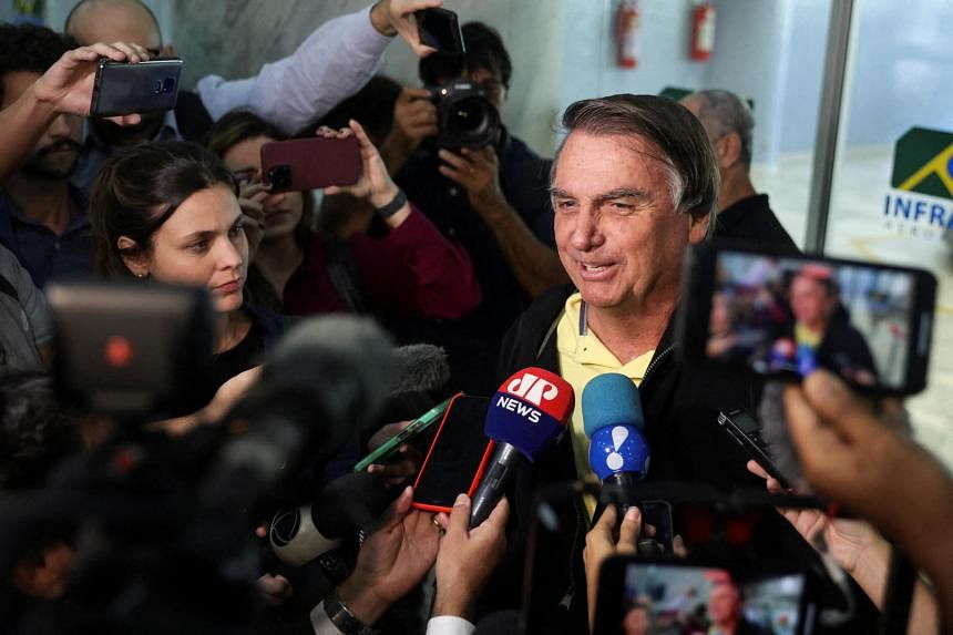 A carreira do ex-presidente Bolsonaro desmoronou quando a maioria dos tribunais do Brasil votou para bani-lo por oito anos
