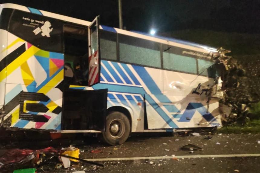 马来西亚高速公路前往吉隆坡旅游巴士发生事故 2死3伤