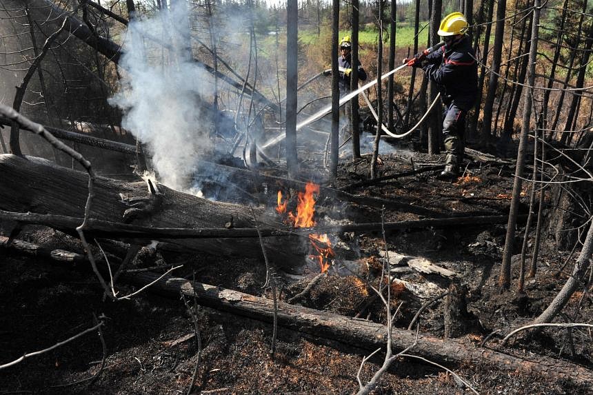 Third firefighter dies battling massive blazes in Canada | The Straits ...