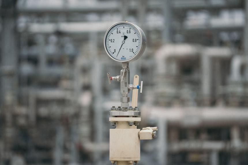 Ambisi gas Indonesia menghadapi ujian bagi investor karena Shell dan Chevron keluar