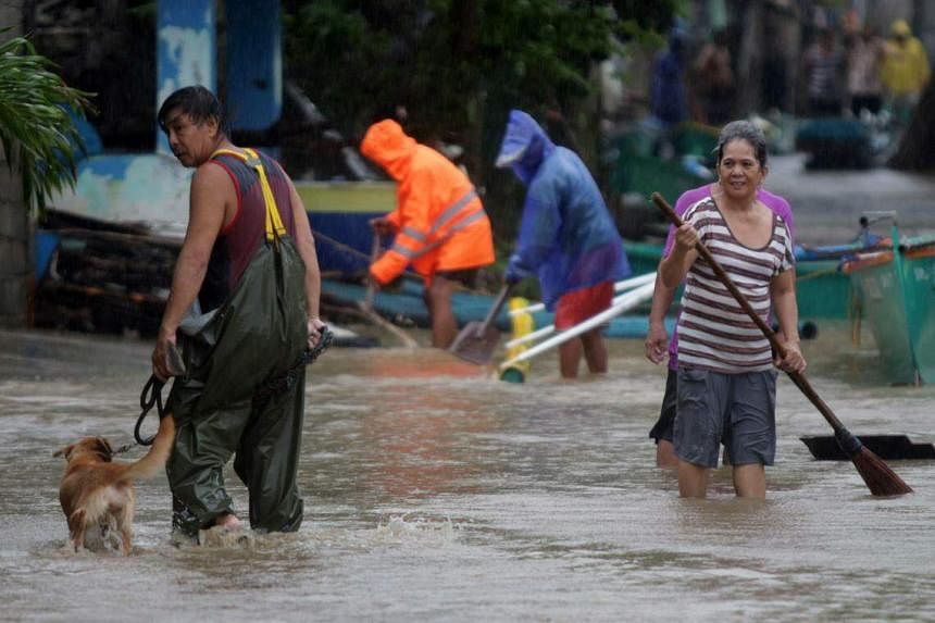 Super Typhoon Saola: Hong Kong shoppers strip supermarket shelves