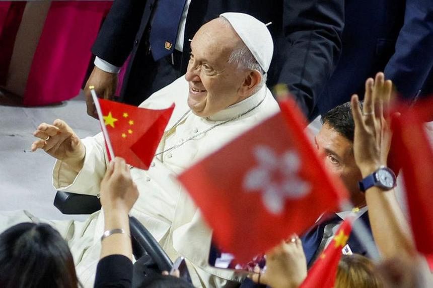 Lisandro Martinez sends message to Pope Francis as pontiff is gifted Man  Utd shirt