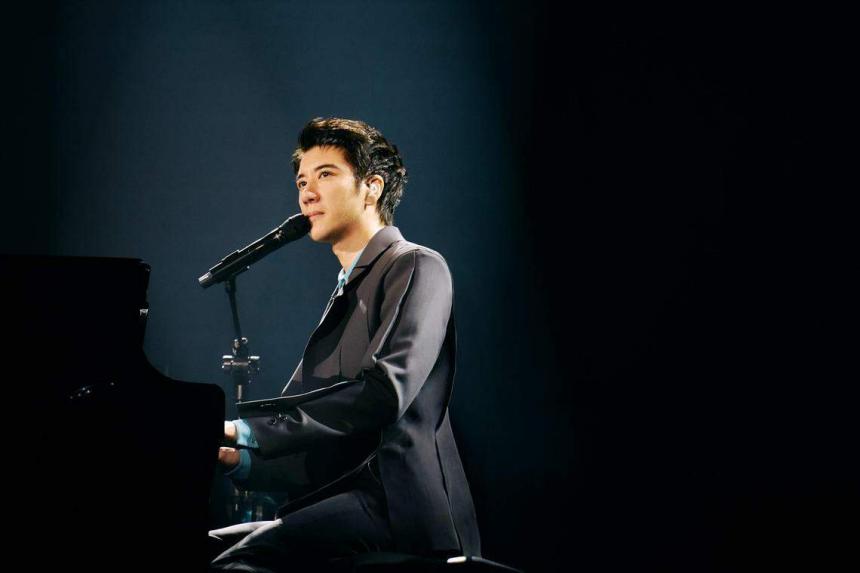 Singer Wang Leehom kneels and thanks his fans at Taipei concert | The ...