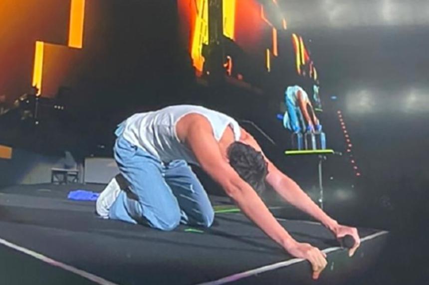 Singer Wang Leehom kneels and thanks his fans at Taipei concert | The