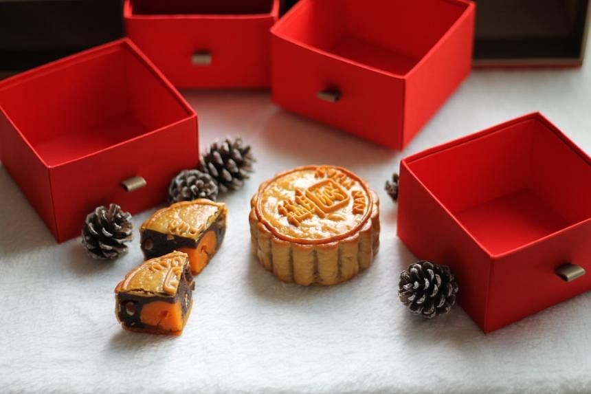 How did elaborate mooncake packaging become a problem in China