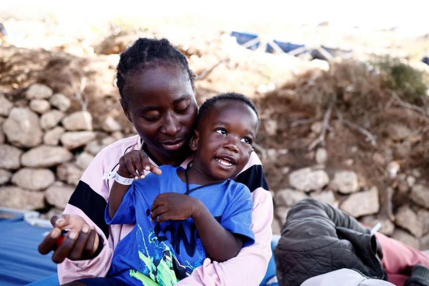 Pope Francis moved as Reuters photographer shows him child migrant ...