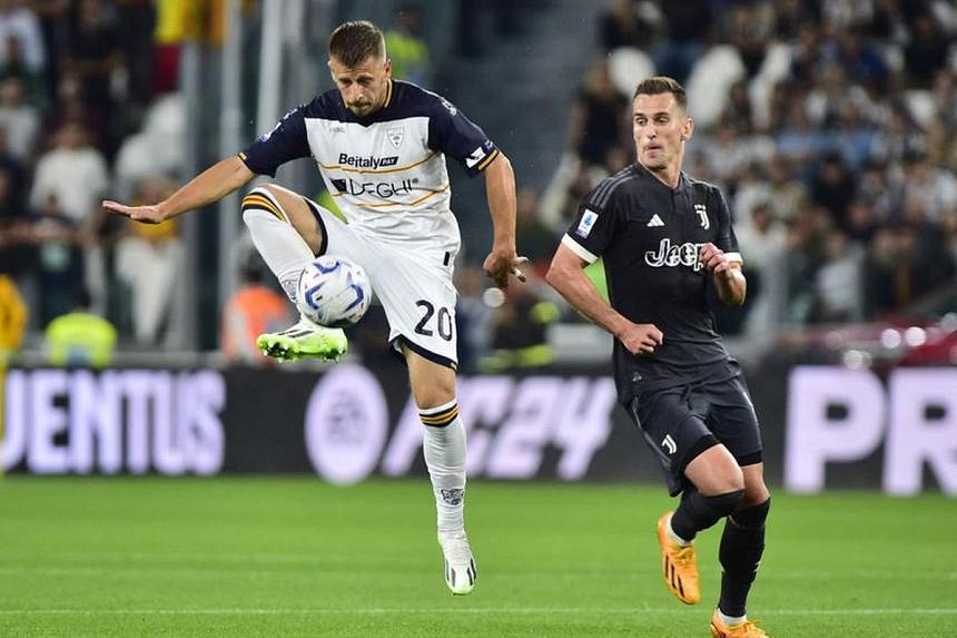 Milik scrambles in Juventus' winner for 1-0 victory over previously  unbeaten Lecce in Serie A