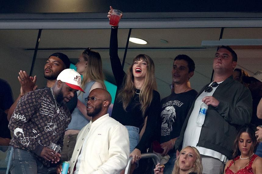 Taylor Swift's NFL era Pop star again watches Chiefs, Kelce amid