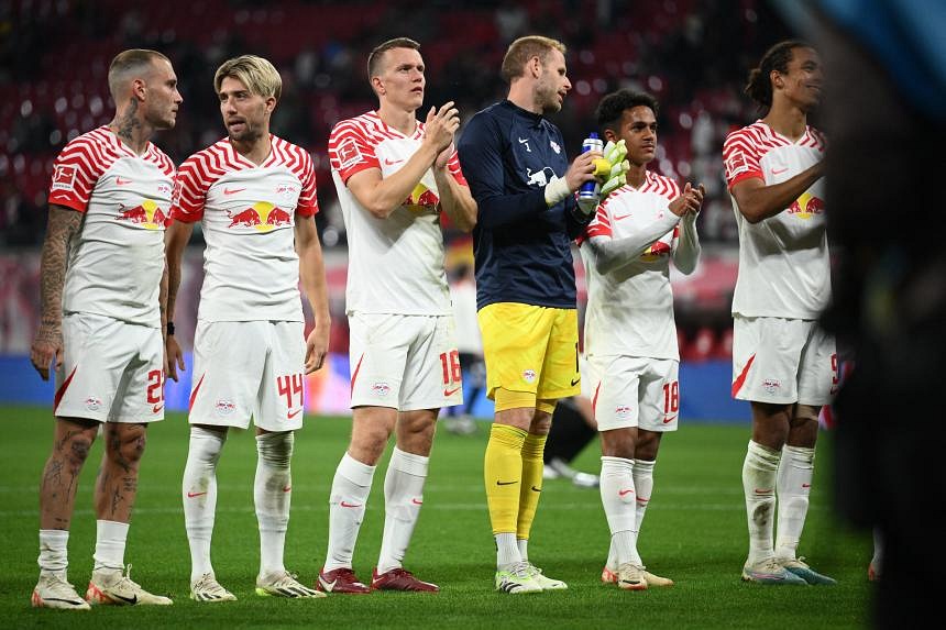 Simons strikes again as Leipzig reach Champions League last 16