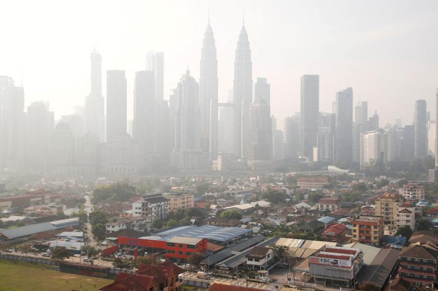 Menschen in Johor werden aufgefordert, Masken zu tragen, da der Dunst im ...