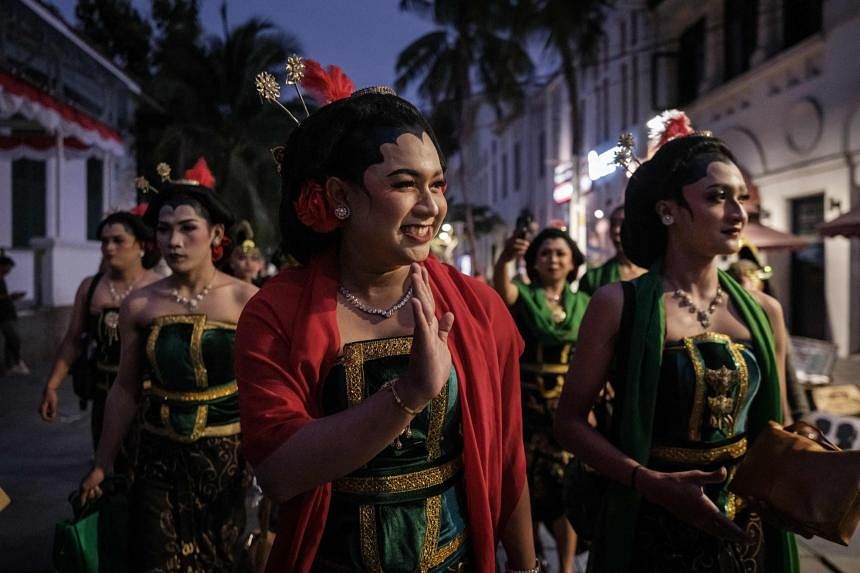 Penari Indonesia menjaga ritme tradisi drag kuno