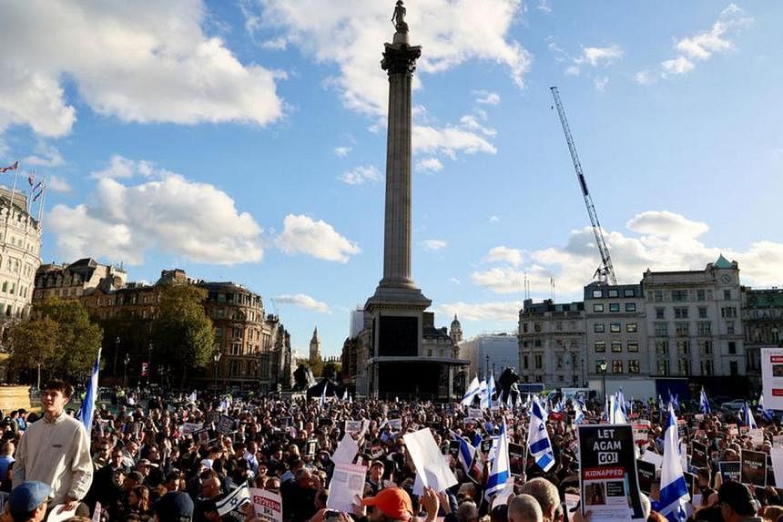 British square. Трафальгарская площадь праздники. Посольства в Лондоне на Трафальгарской площади. Паралимпийские игры на Трафальгарской площади. Фото праздников на Трафальгарской площади.