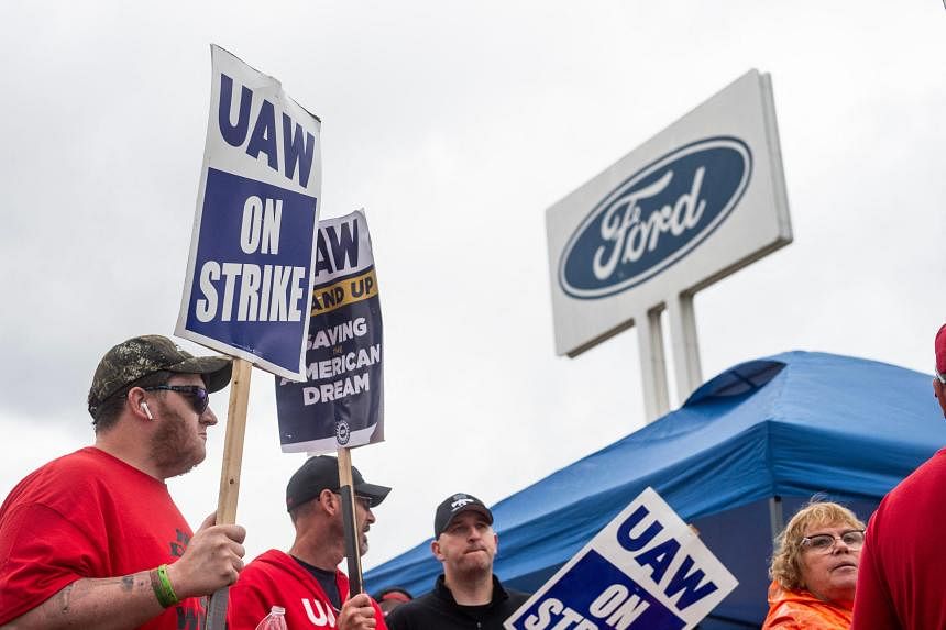 Ford agrees to record 25 wage hike in tentative deal to end UAW strike