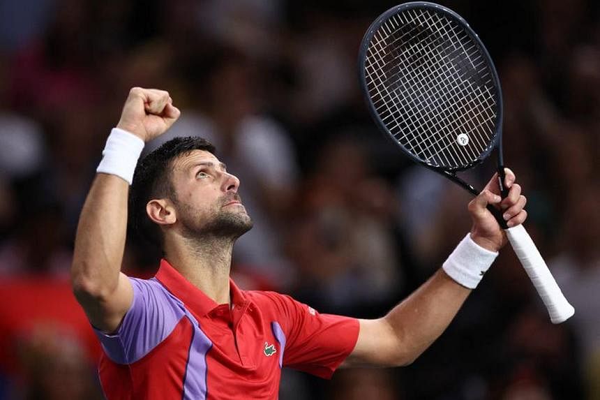 Djokovic heeft moeite om zich te plaatsen voor de kwartfinales van Parijs