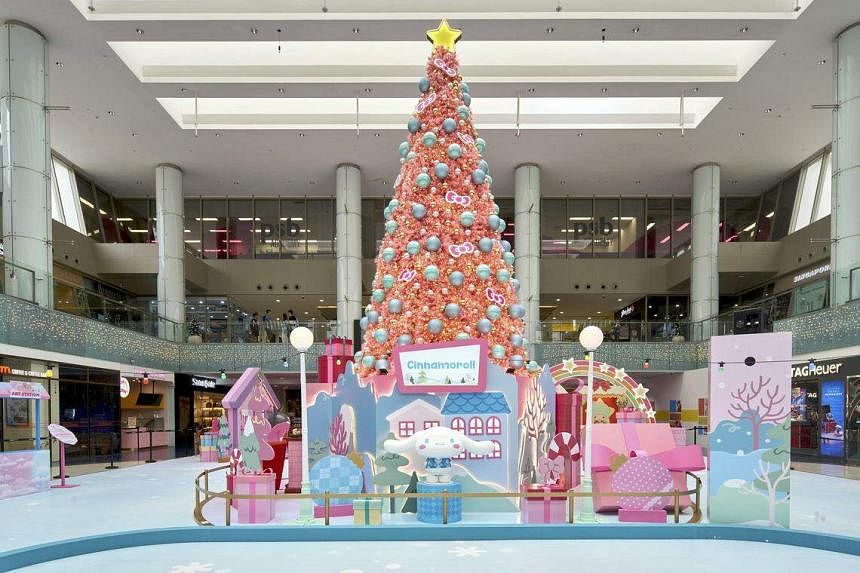 DJ Hello Kitty thrills teenagers in Japan store 