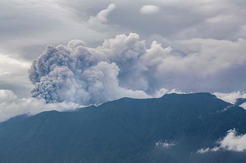 인도네시아 화산 폭발로 화산재 탑 분출, 등산객 42명 사망