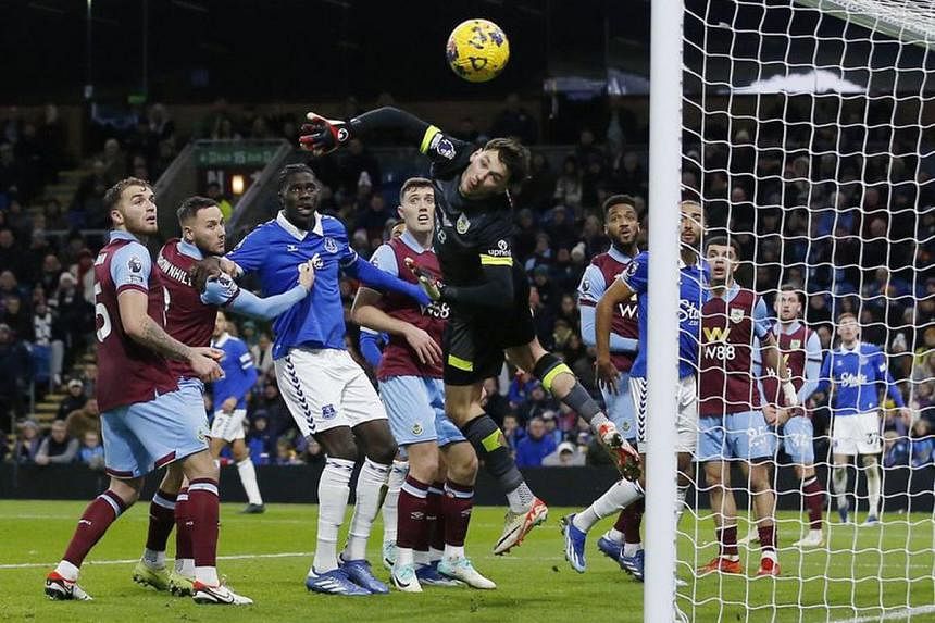 Everton win 2-0 at Burnley to continue climb up the standings