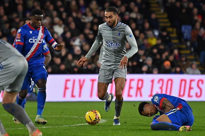 Dominic Calvert-Lewin Gets Controversial Red But Everton Hold Palace In ...