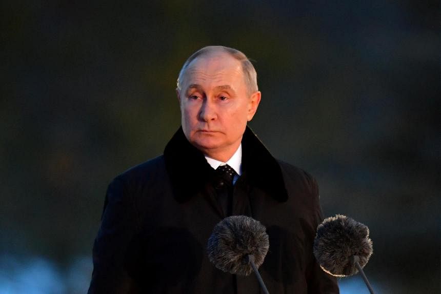 Ruský Putin sa pri pamätníku 2. svetovej vojny vysmieva „rusofóbii“ v Európe