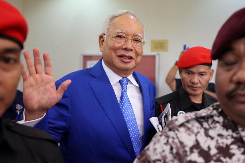据报道，马来西亚赦免委员会正在讨论被监禁的前总理纳吉布案件
