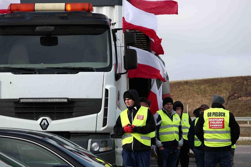 Lenkijos ūkininkai grūdų protestus veža prie Lietuvos sienos